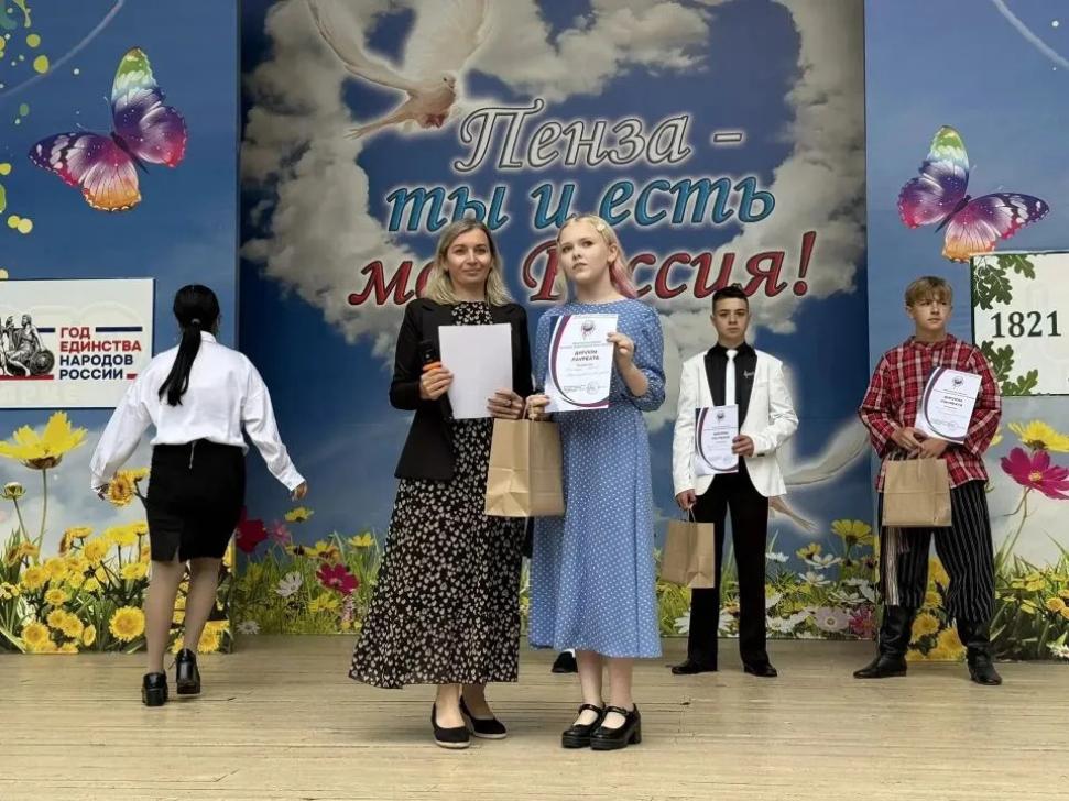 Солистка вокального ансамбля «Радуга» МБУК «КБЦ» Малосердобинского района приняла участие в Центральном парке культуры и отдыха им. В.Г. Белинского состоялся гала-концерт Областного молодежного фестиваля патриотической песни "Катюша". Солистка вокального ансамбля «Радуга» МБУК «КБЦ» Малосердобинского района приняла участие в Центральном парке культуры и отдыха им. В.Г. Белинского состоялся гала-концерт Областного молодежного фестиваля патриотической песни "Катюша".