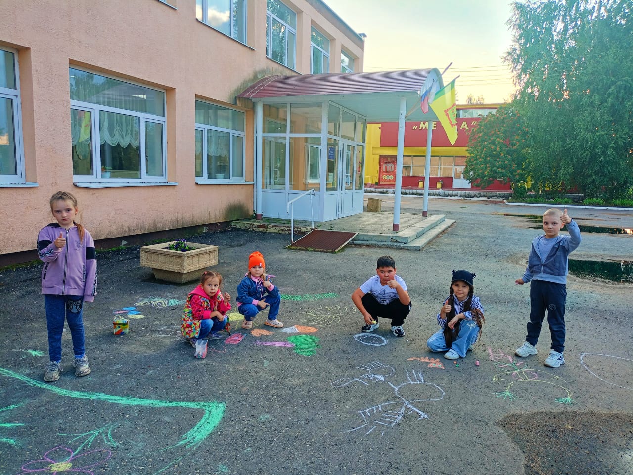 На площади РДК Малосердобинского района прошëл асфальтный вернисаж под названием "Я в ладошках солнышко держу".