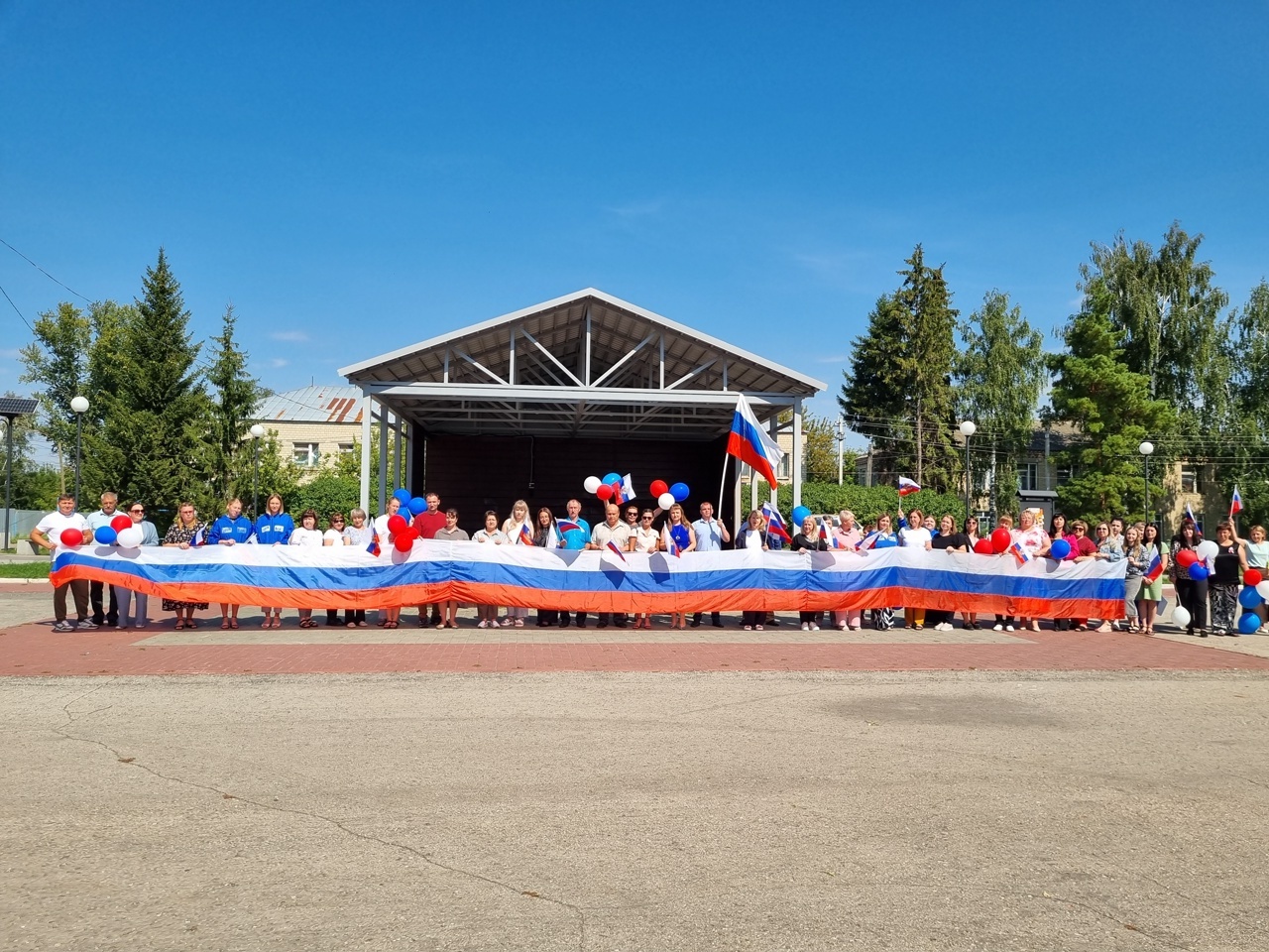 В селе Малая Сердоба прошла торжественная акция, посвященная Дню Государственного флага Российской Федерации В селе Малая Сердоба прошла торжественная акция, посвященная Дню Государственного флага Российской Федерации