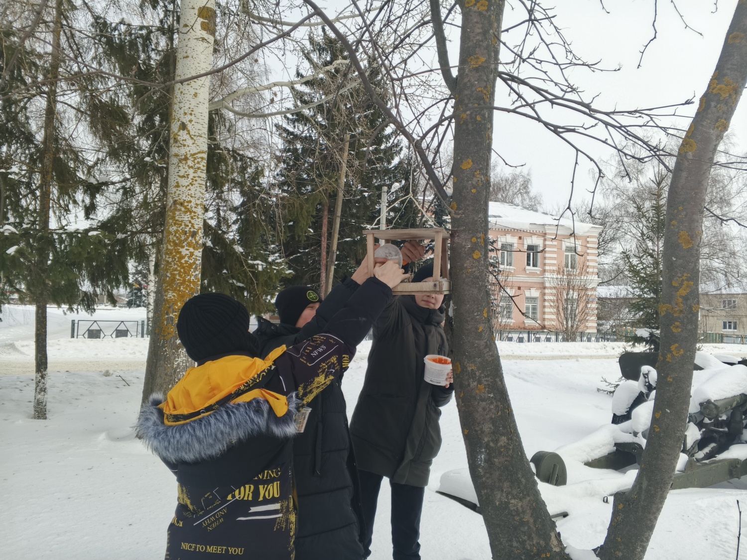 Участники волонтерского движения "Горячие сердца" наполнили кормушки зёрнами.