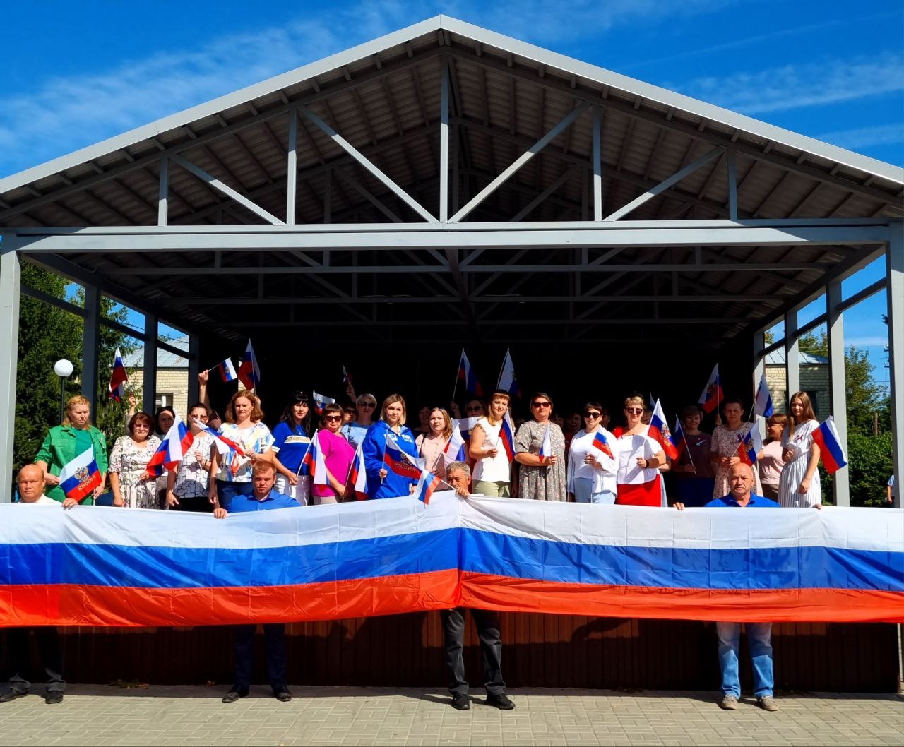 Торжественного построения с флагом России, посвященное Дню государственного флага Российской Федерации