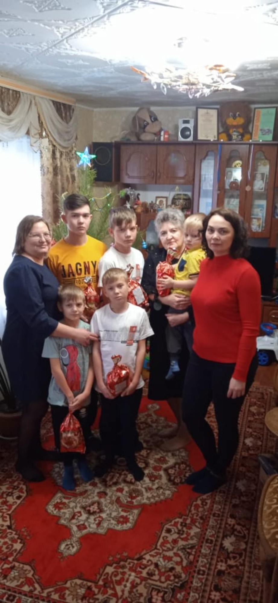 В преддверии Рождества Христова многодетные семьи получили сладкие подарки