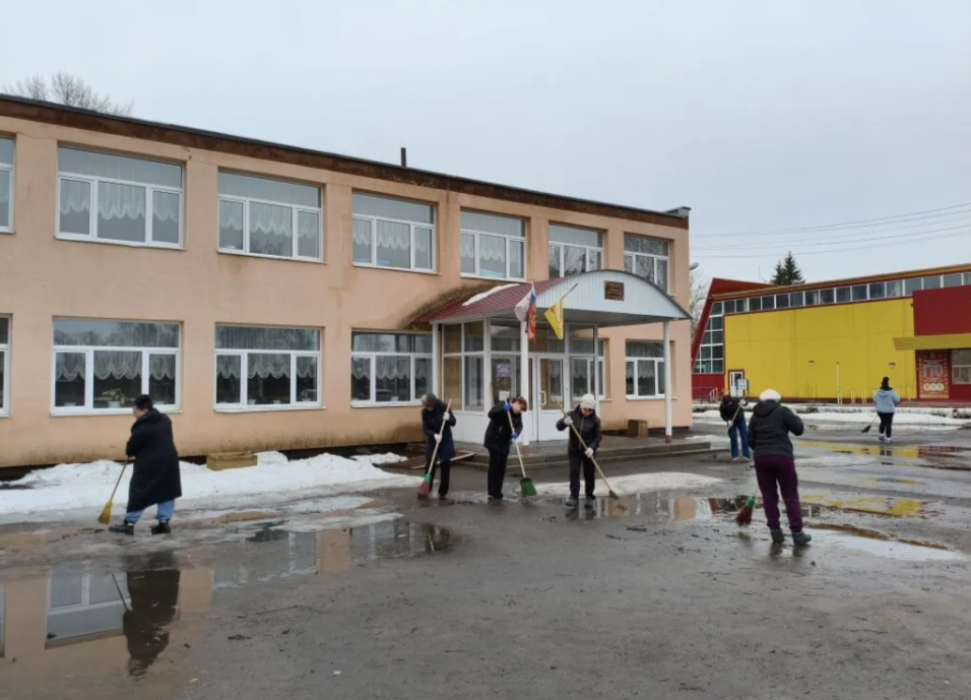 Сотрудники районного Дома культуры присоединились к субботнику в рамках месячника по благоустройству и санитарной очистке территории.