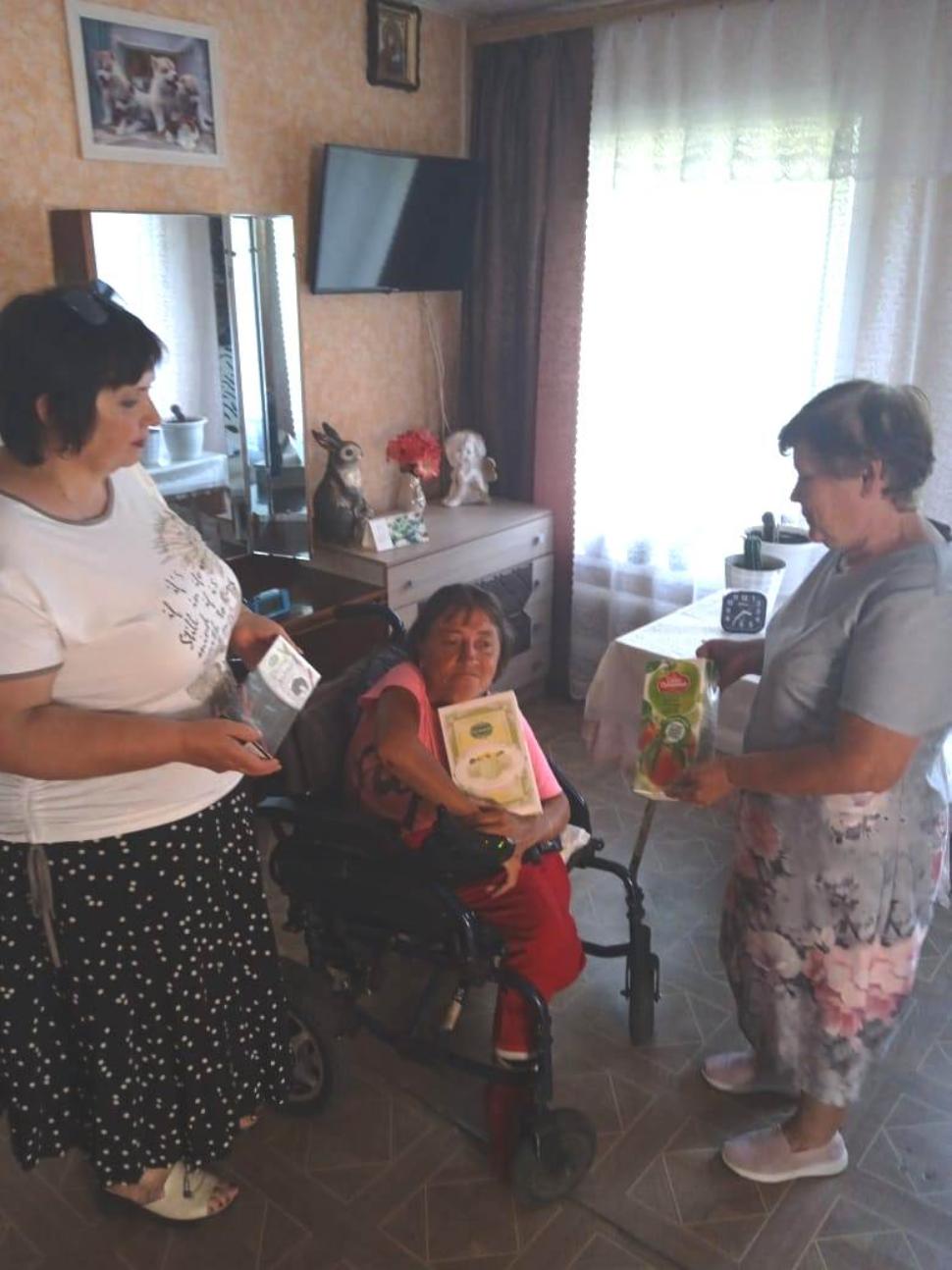 Поздравили с юбилеем получателя социальных услуг Поздравили с юбилеем получателя социальных услуг