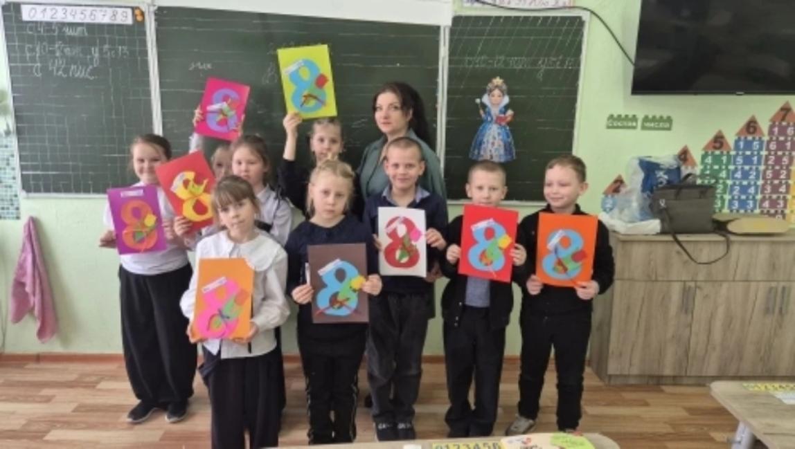 В 1 Б классе прошел мастер-класс по созданию открыток к 8 марта В 1 Б классе прошел мастер-класс по созданию открыток к 8 марта