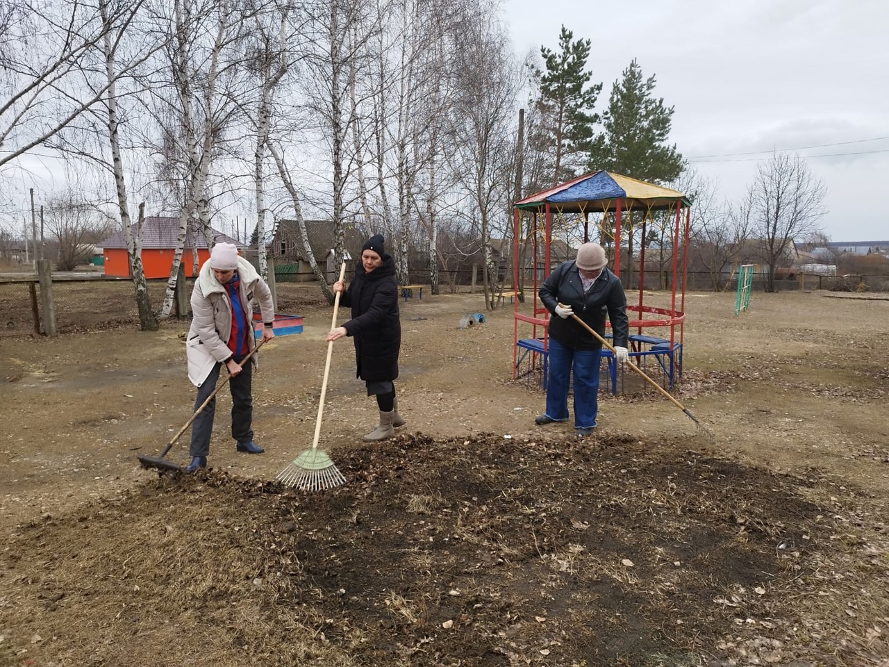 Педагоги Дома детского творчества приняли участие в субботнике 