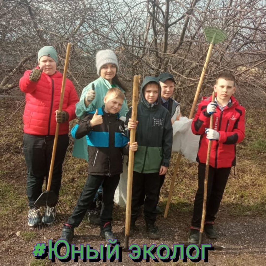 Сегодня в объединении "Юный эколог" Дома детского творчества  с.Малая Сердоба состоялся первый юннатский субботник, направленный на благоустройство территории возле Дома детского творчества.