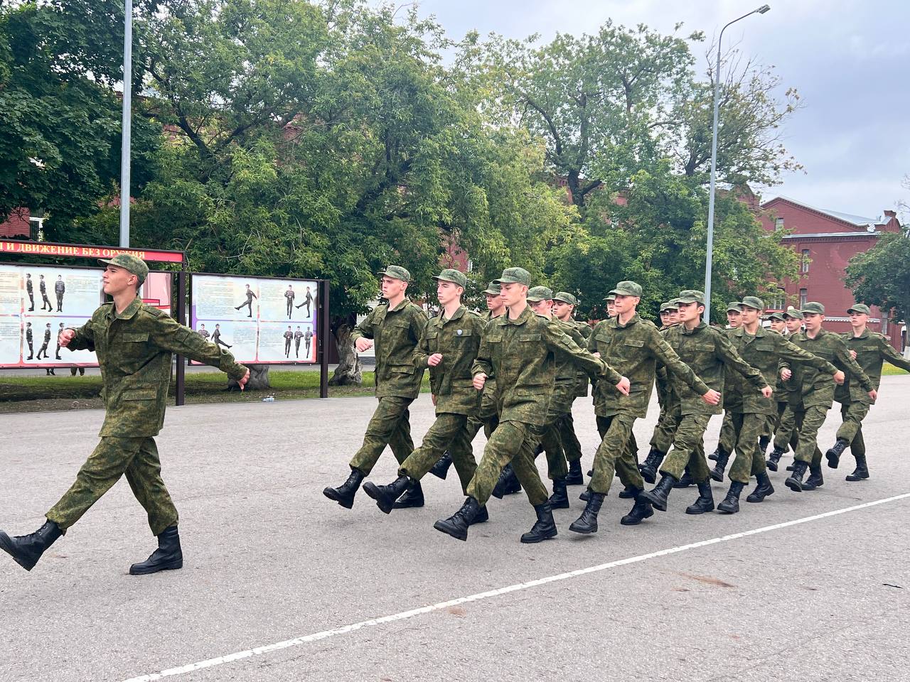  Участники сборов «Гвардеец» изучают основы военного дела 