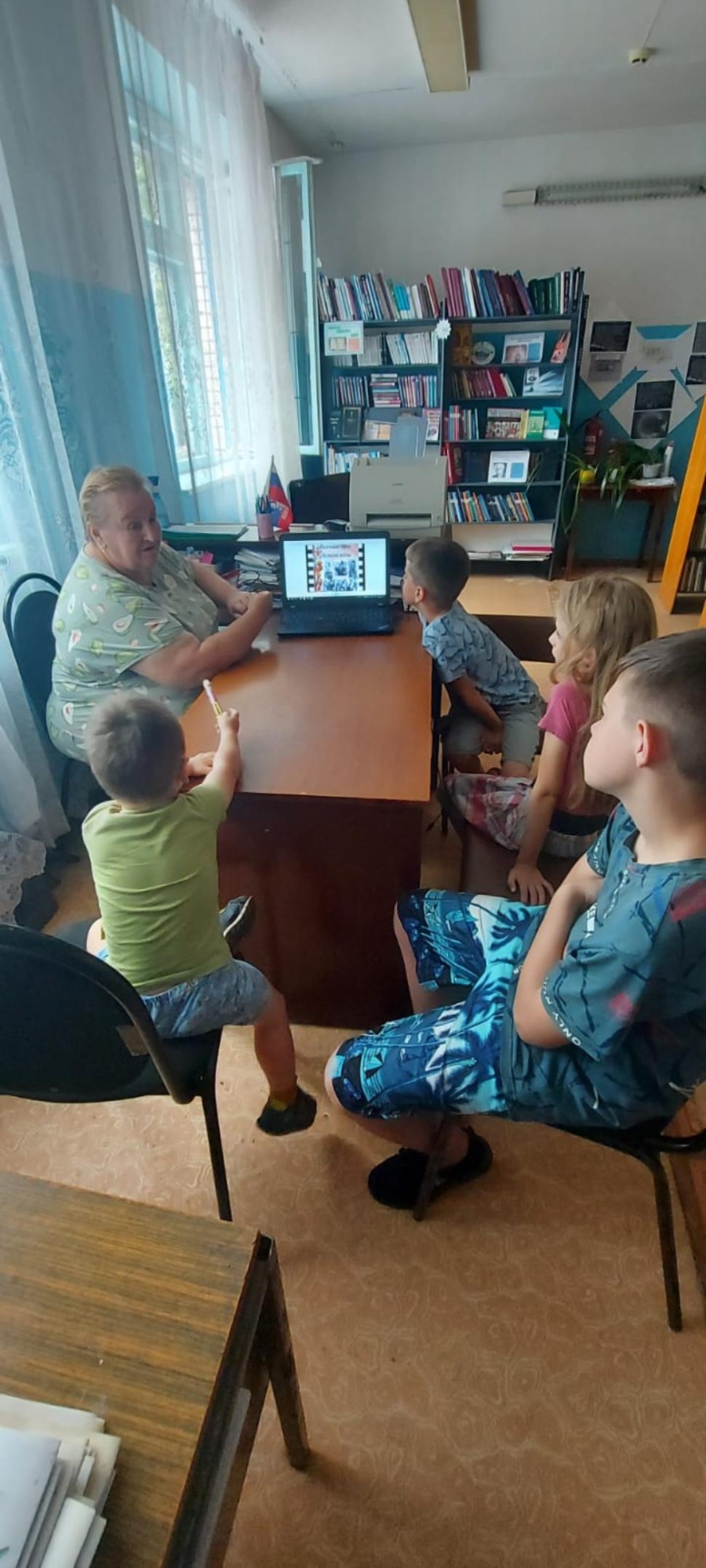 Выставка обзор «Маленькие герои большой войны» приуроченные к 80 летию Победы  