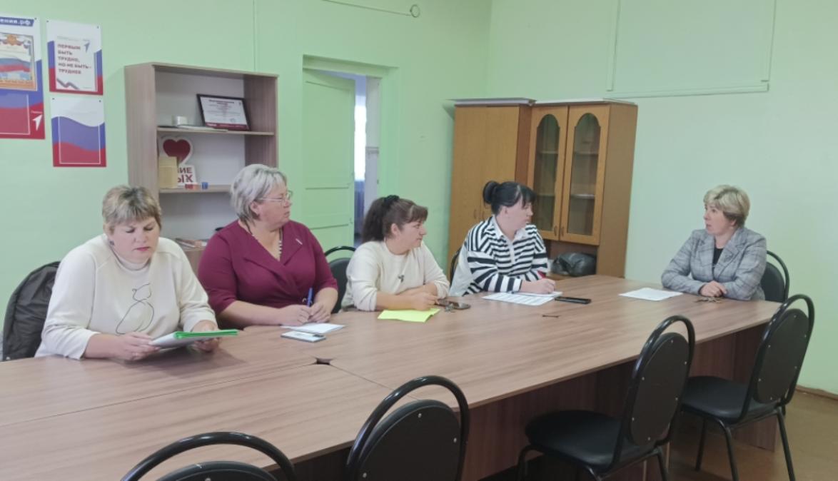 В Доме детского творчества прошло рабочее совещание. В Доме детского творчества прошло рабочее совещание.
