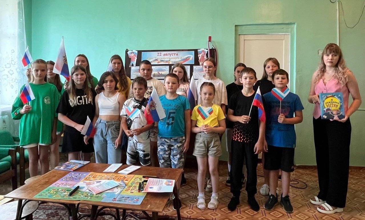 В Малосердобинской центральной районной библиотеке проведен видео-урок «Флаг державы – символ славы!»