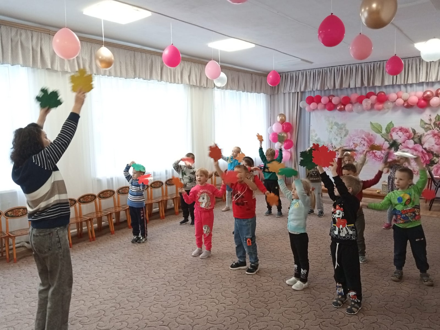 Учащиеся объединения «Танцевальный калейдоскоп» Дома детского творчества отправились в осеннее путешествие Учащиеся объединения «Танцевальный калейдоскоп» Дома детского творчества отправились в осеннее путешествие