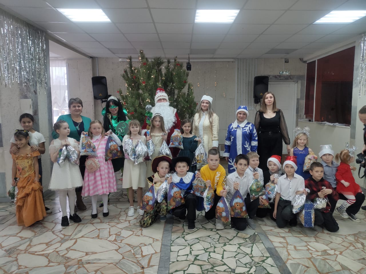 Прошел театрализованное представление «Как змейка Жужа новогоднее счастье искала!»