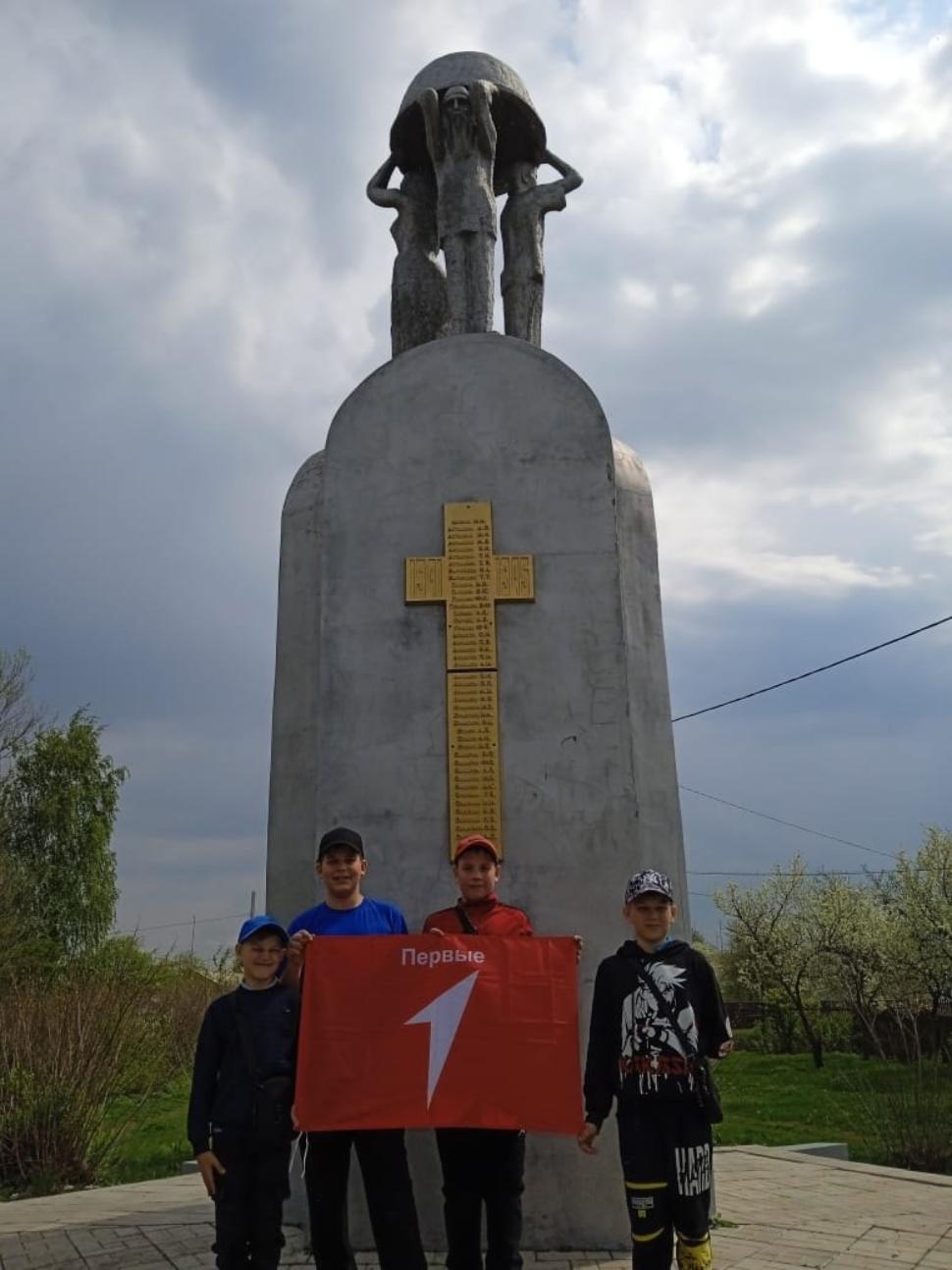 Младшая  группа по н/теннису отправились в велопоход в соседнее село и посетили   МБОУ СОШ с. Топлое,
