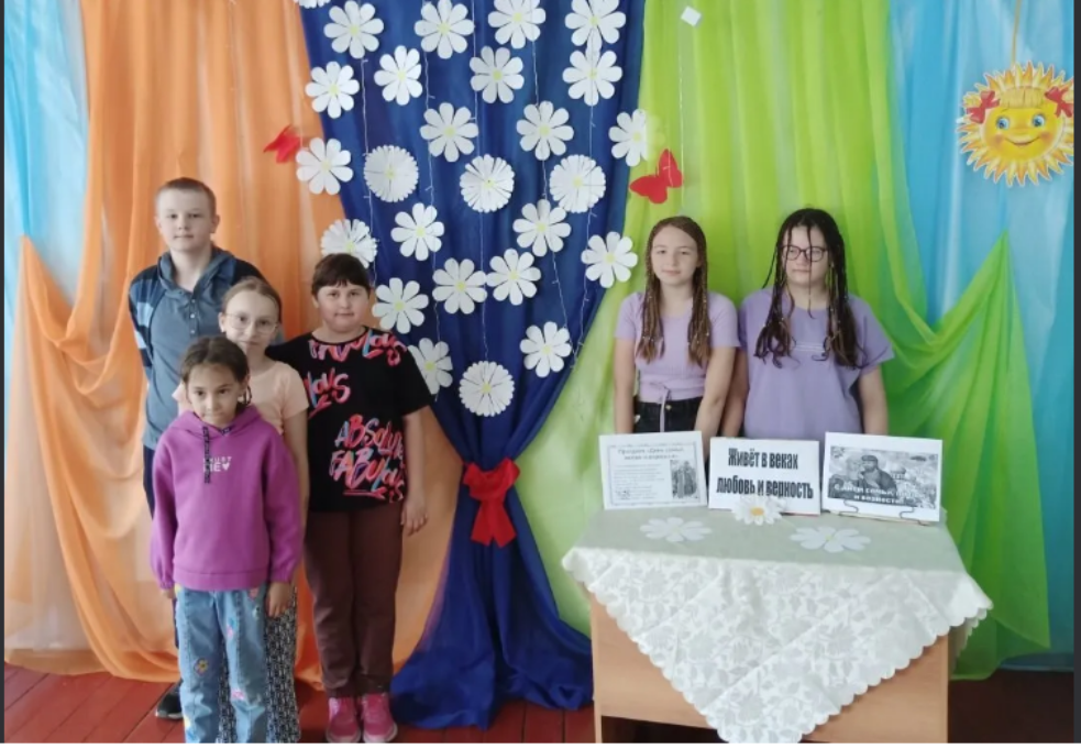 В библиотеке села Николаевка, в преддверии праздника «День семьи, любви и верности», проведён познавательный час  «Живёт в веках любовь и верность»