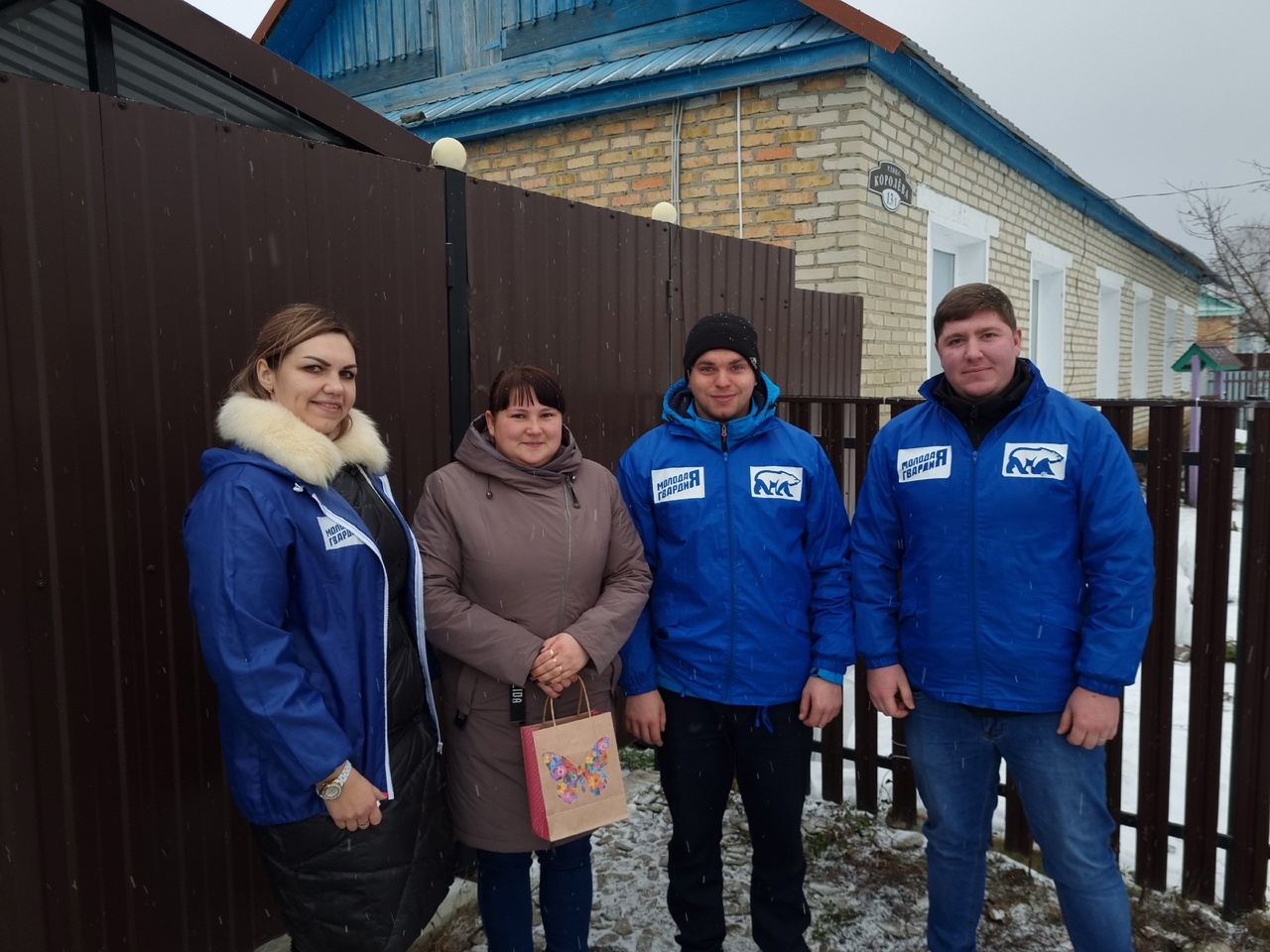 Активисты "Молодой Гвардии Единой России "Малосердобинского района продолжают поздравлять с Днем матери многодетных мам района
