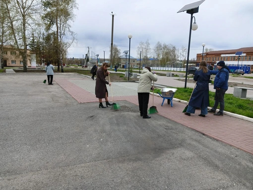 Сотрудники районной администрации провели уборку в парковой зоне, обновленной по программе «Формирование комфортной городской среды»