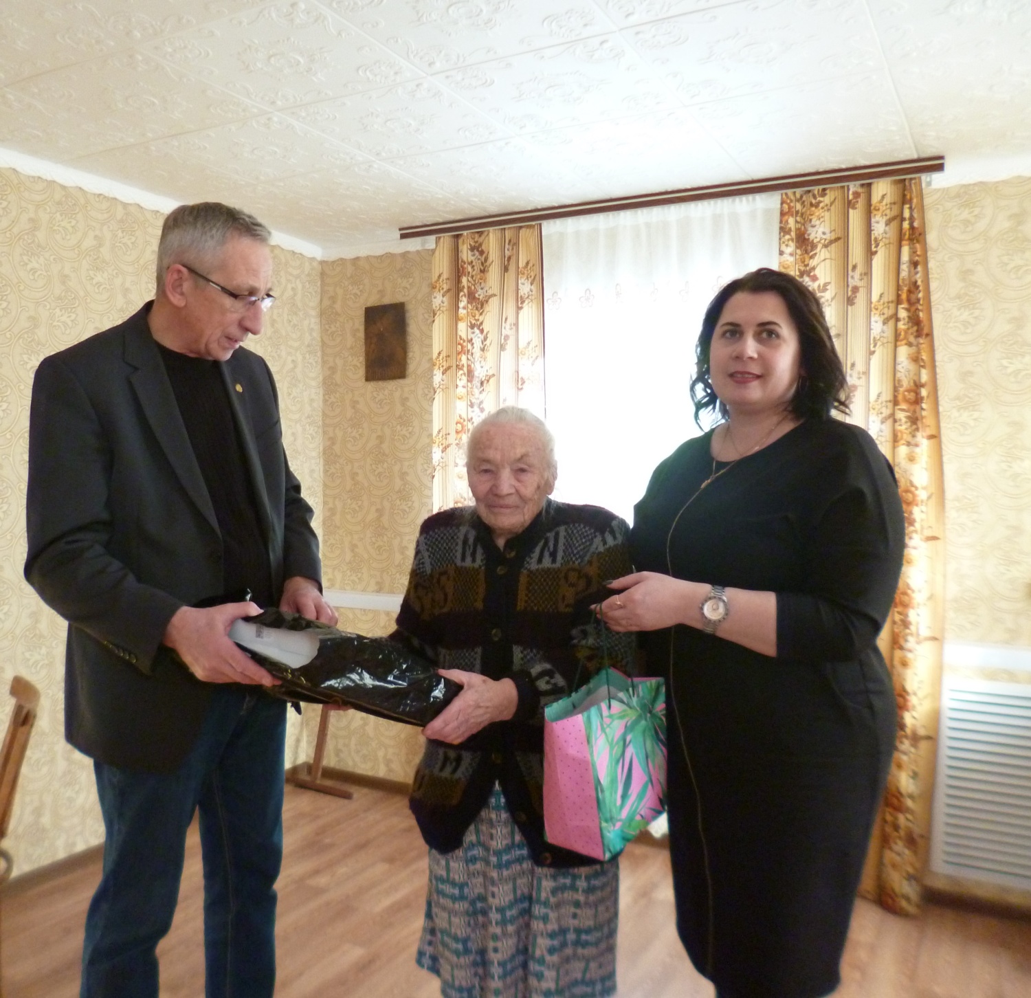Поздравление жительницы села Малая Срдоба Стрельниковой Екатерины Ивановны с 90-летним юбилеем
