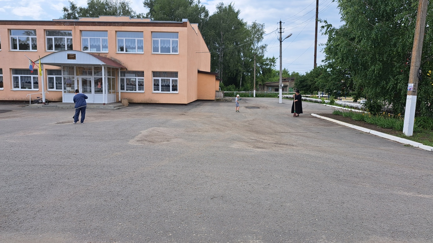 Сотрудники районного Дома культуры приняли участие в субботнике в рамках месячника по благоустройству