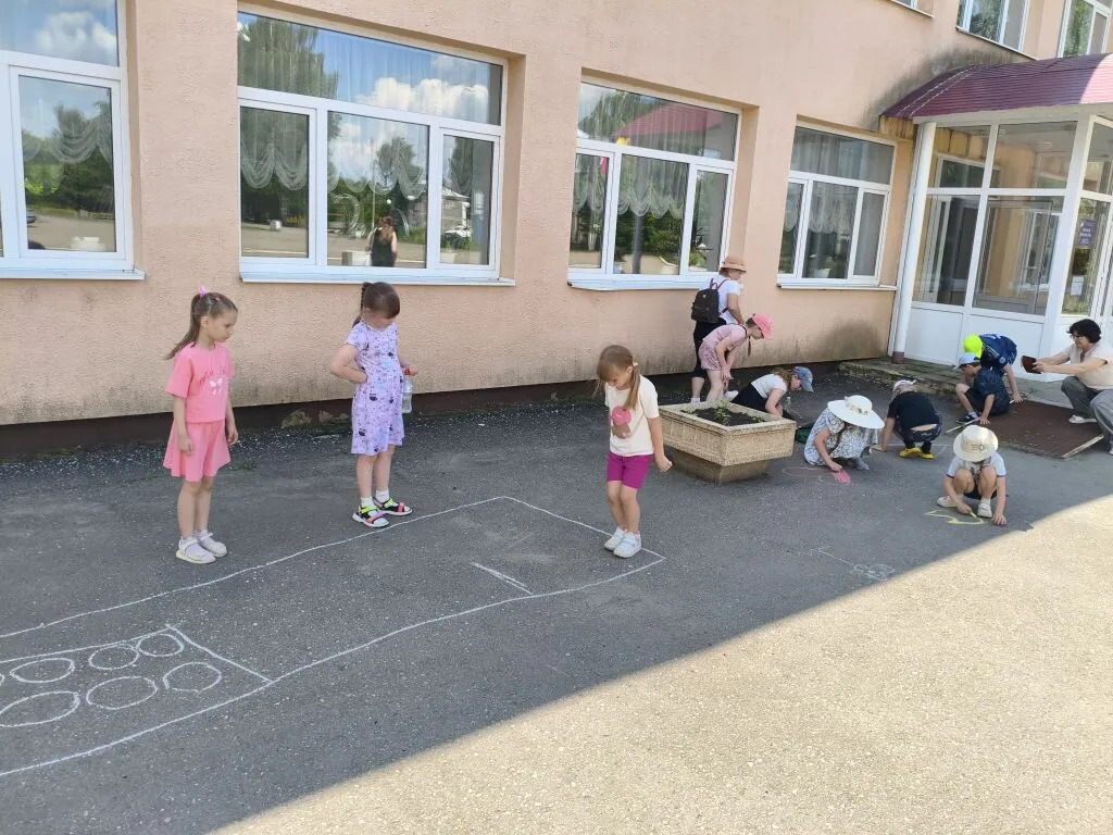 На площади возле РДК для ребят, посещающих пришкольный лагерь «Муравейник» был организован конкурс рисунков на асфальте «Мы мечтою о мире живём». На площади возле РДК для ребят, посещающих пришкольный лагерь «Муравейник» был организован конкурс рисунков на асфальте «Мы мечтою о мире живём».