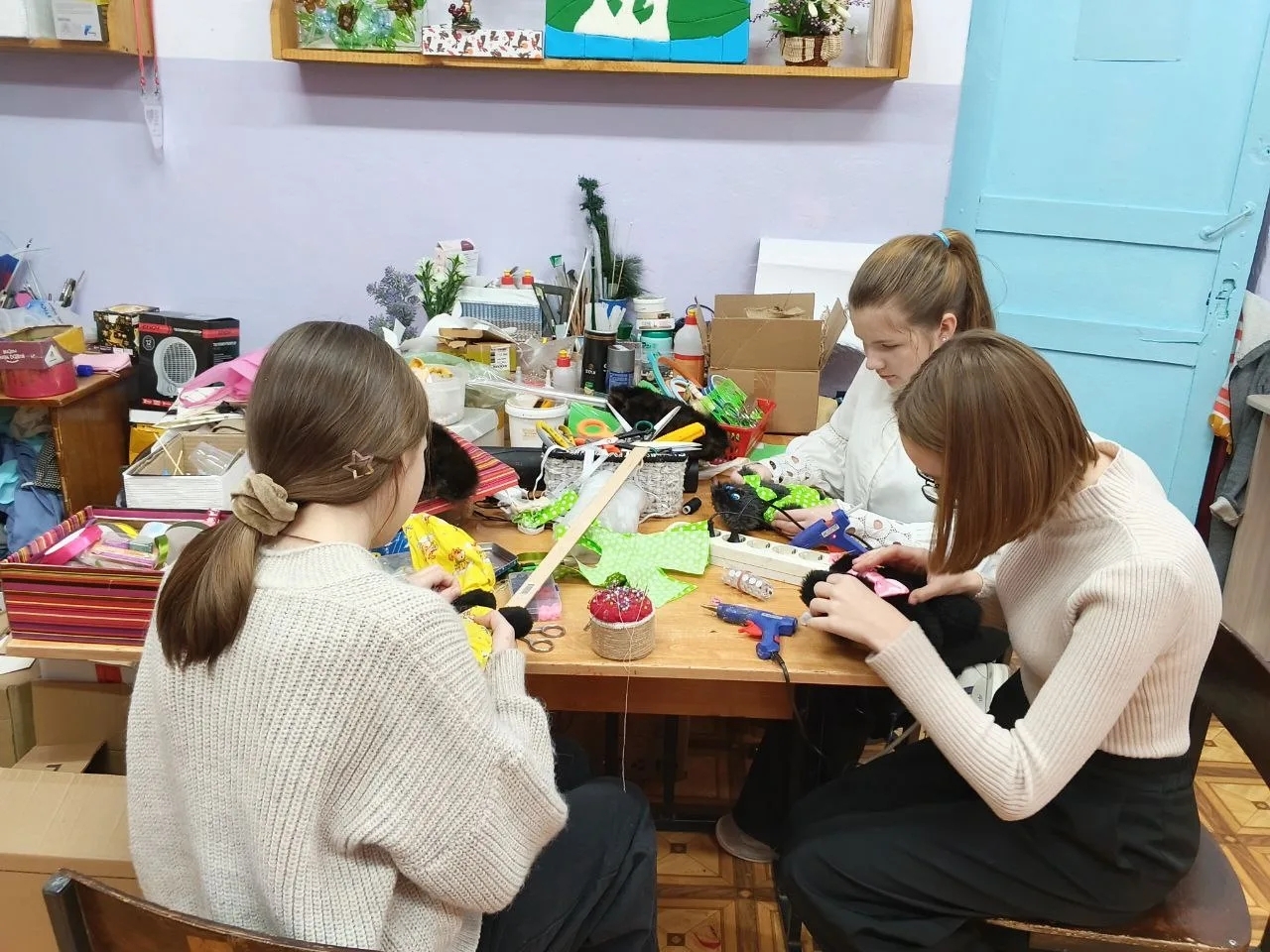 Девочки из объединения «Мир швейных фантазий» стали активными участниками акции «Игрушка на счастье!»