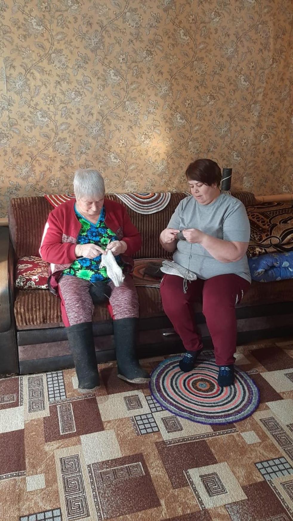 Получатели социальных услуг Комплексного центра социального обслуживания населения  Малосердобинского района вяжут носки для участников СВО