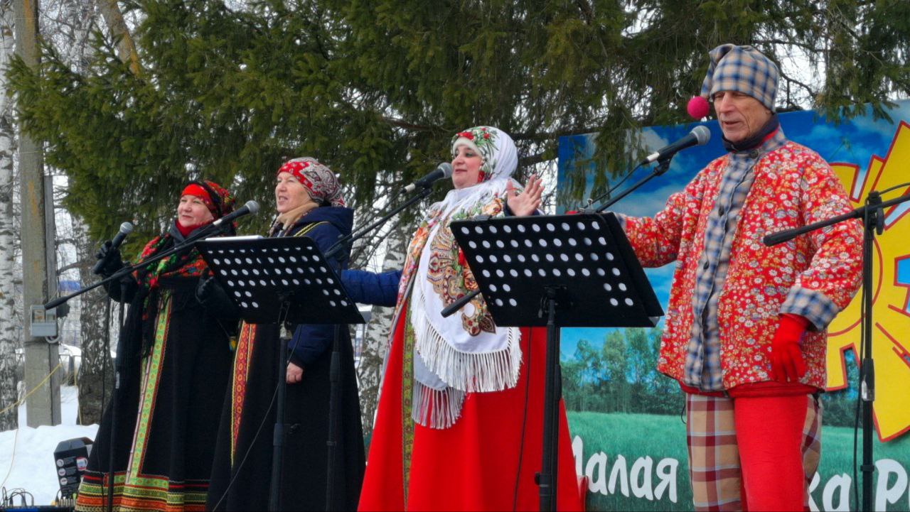 Малосердобинцы и гости района отмечали широкую Масленицу на центральной площади села Малая Сердоба