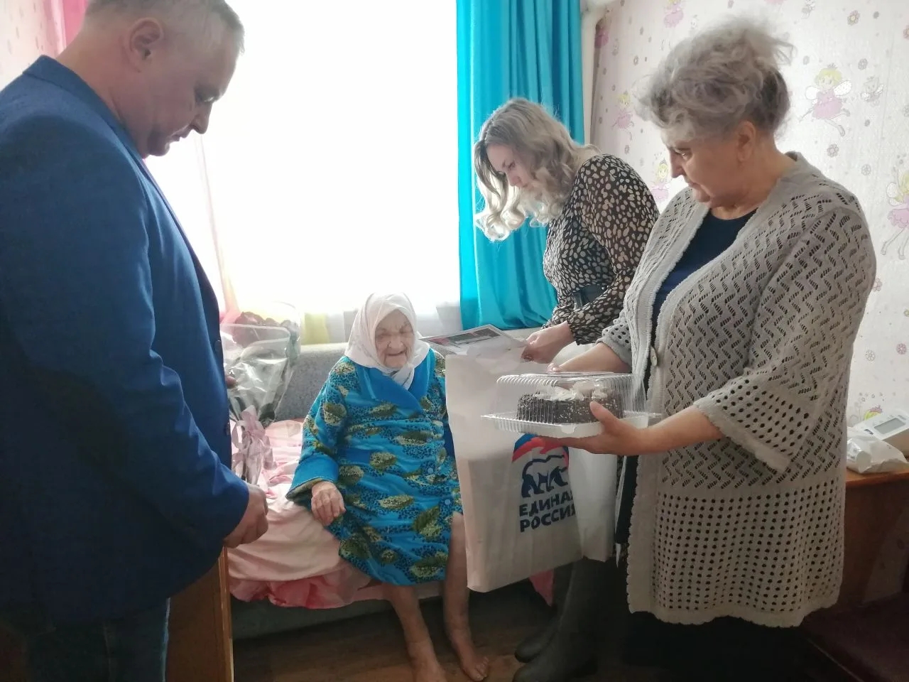 Жительницу села Ключи Раису Николаевну Максимову поздравили с 99-летием