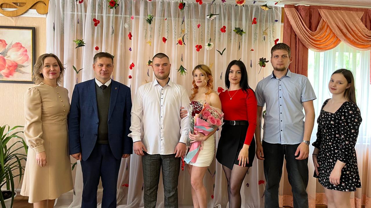 В Международный день семьи глава Малосердобинского района лично поздравил молодоженов!