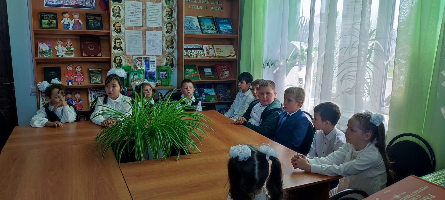 Час мужества «И девушка наша проходит в шинели»