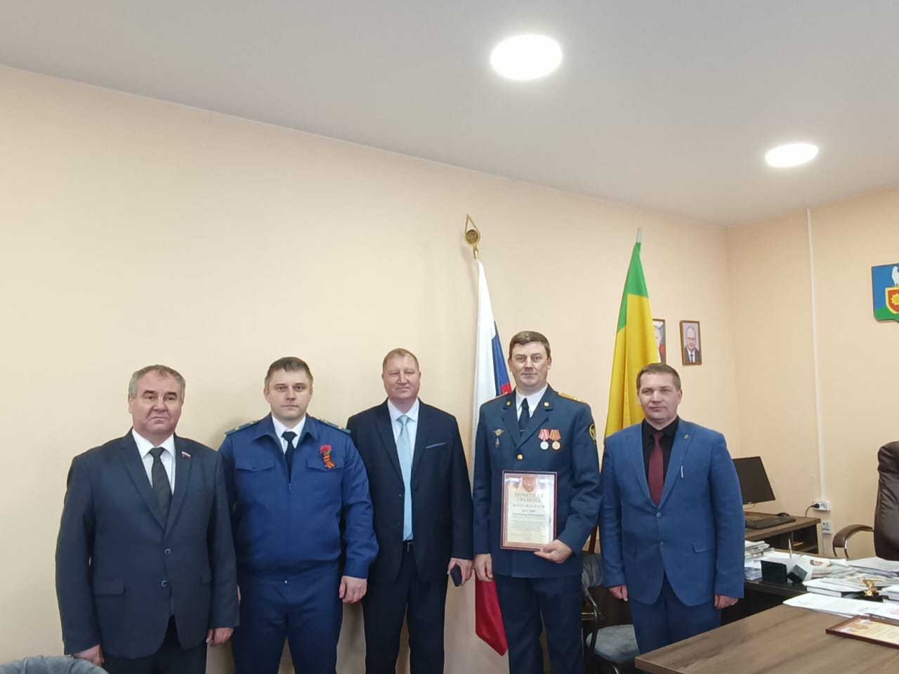 Глава Малосердобинского района Иван Алексеевич Кирюхин поздравил с профессиональным праздником представителя ФКУ УИИ УФСИН России по Пензенской области Ватлина Александра Николаевича