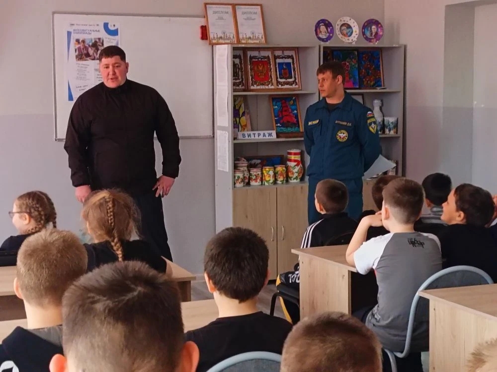 Профилактическая встреча с сотрудниками МЧС в оздоровительном лагере "Муравейник". Профилактическая встреча с сотрудниками МЧС в оздоровительном лагере "Муравейник".