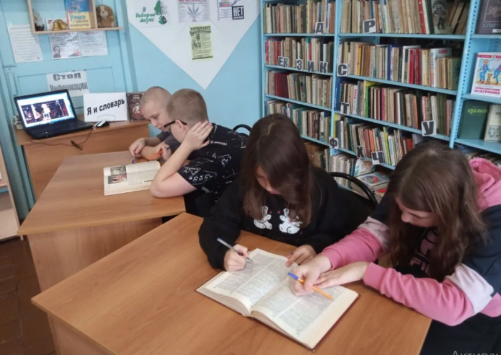 В библиотеке села Николаевка проведен урок ББГ  «Я и словарь»