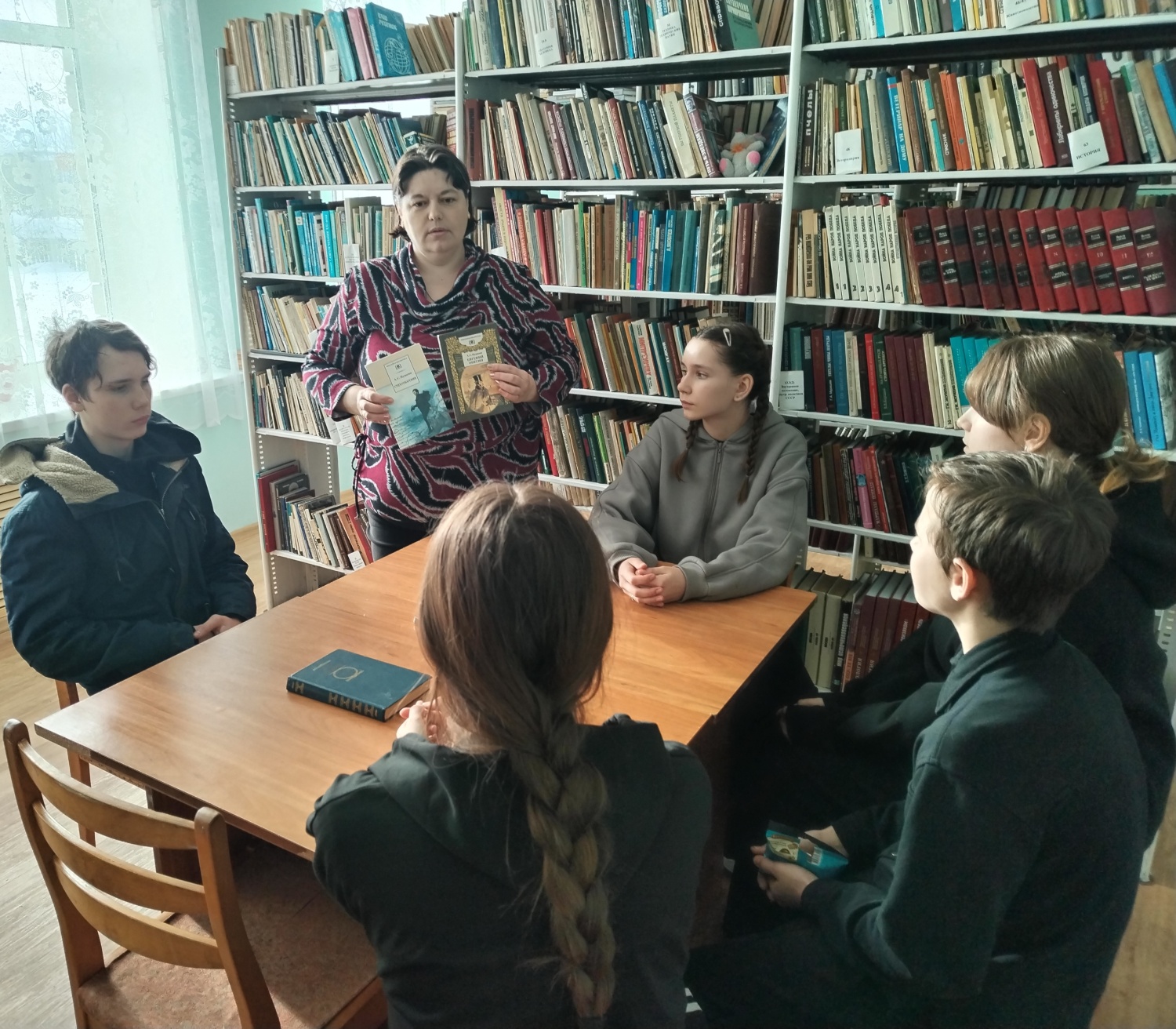 Книжный обзор«Памяти поэта посвящается» проведён вТопловской библиотеке.