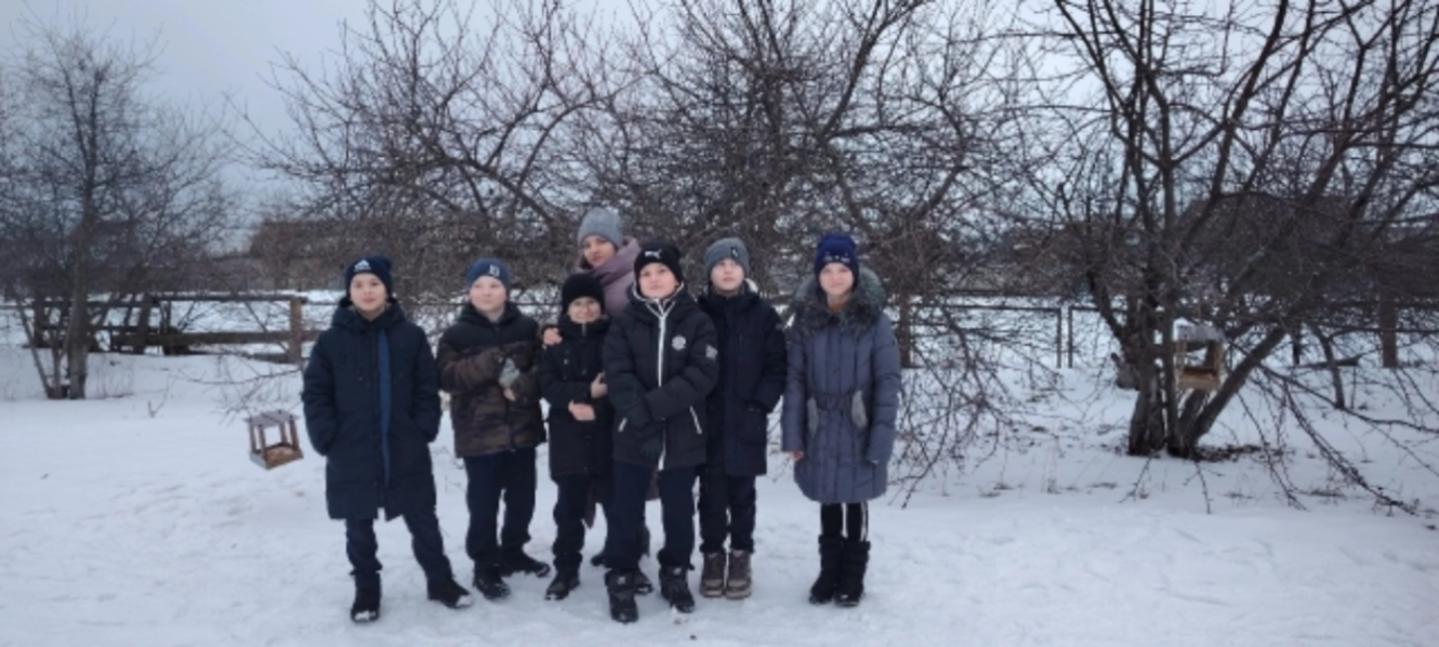 С наступлением холодов учащиеся объединения "Юный эколог" традиционно принимают активное участие в акции "Покормите птиц зимой".
