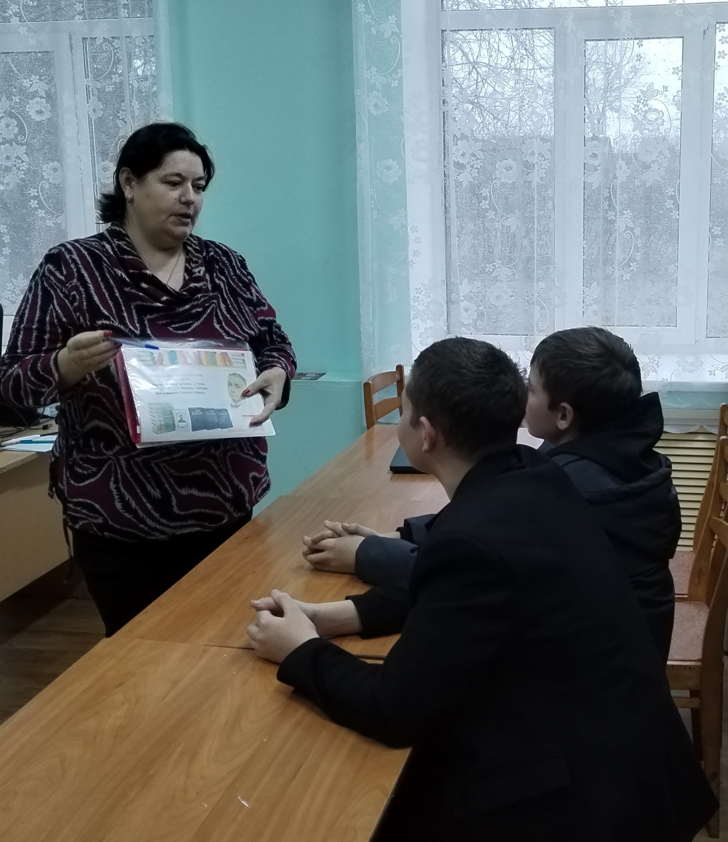 Библиотечный урок «Великие люди в библиотекарях» проведён в Топловской библиотеке.