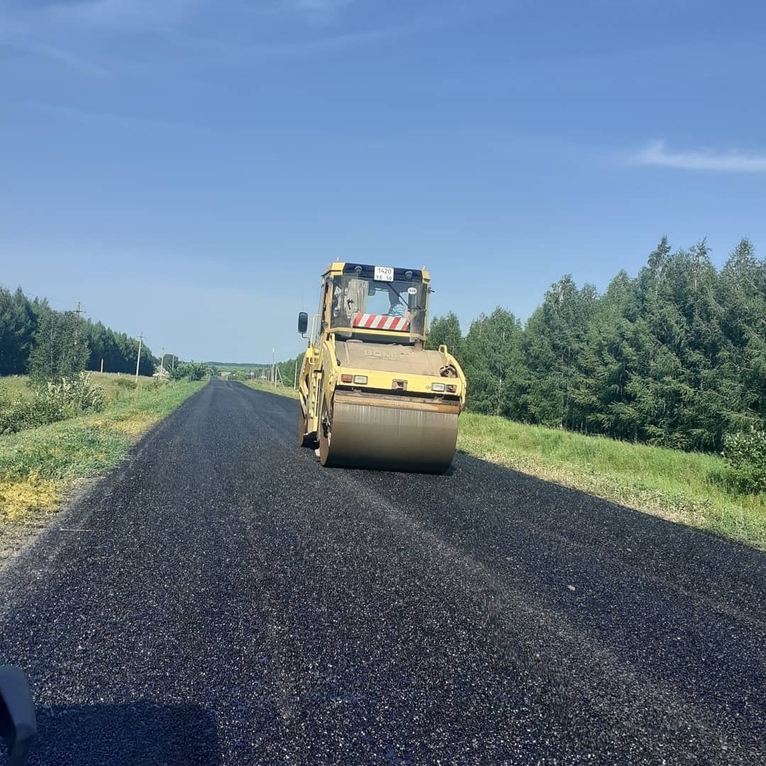 В Майском сельсовете идут ремонтные работы дорожного покрытия.
