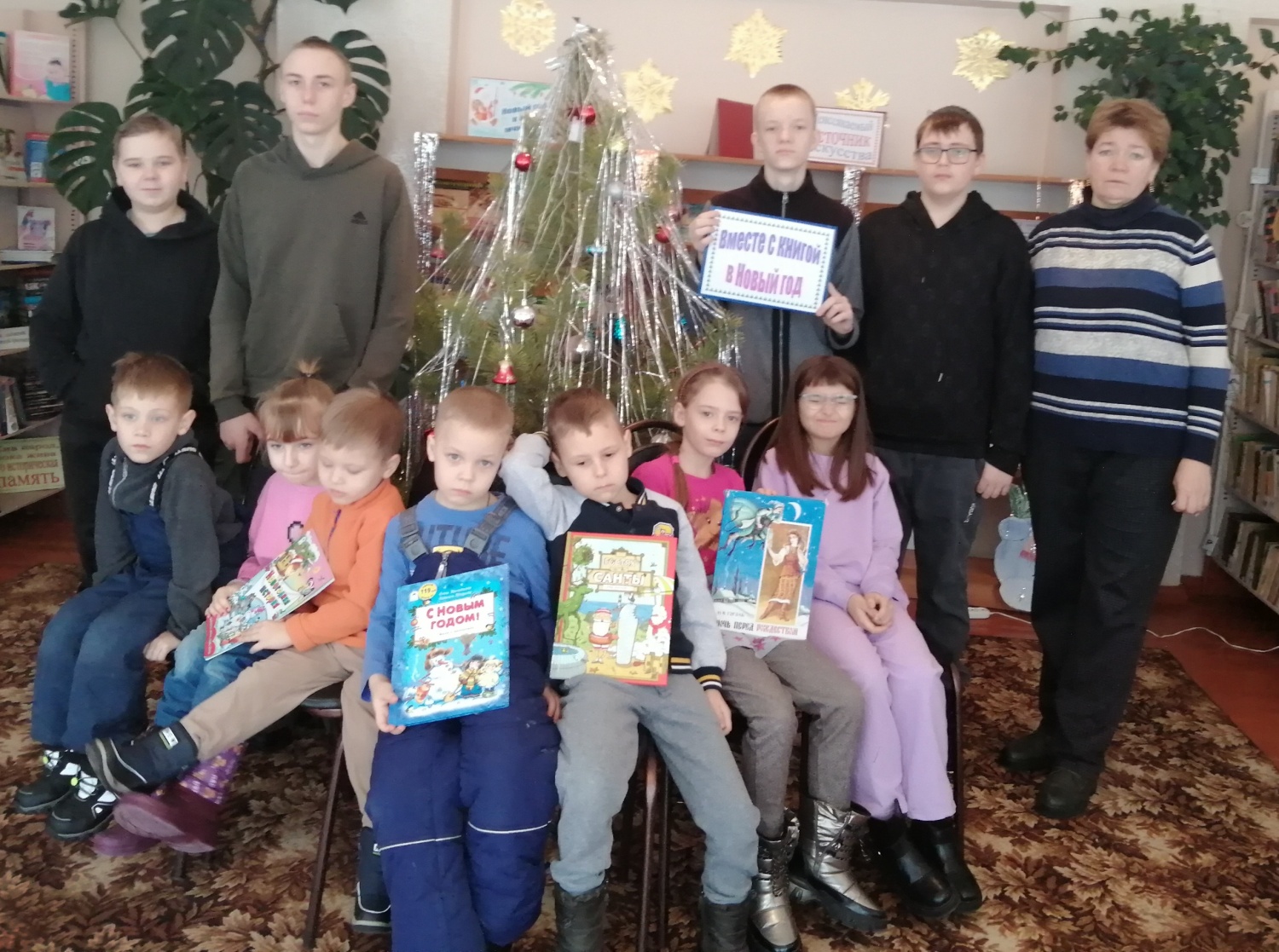 Познавательно-игровая программа «Вместе с книгой в Новый год», в рамках акции «Первый читатель года»,  проведена в библиотеке села Чунаки
