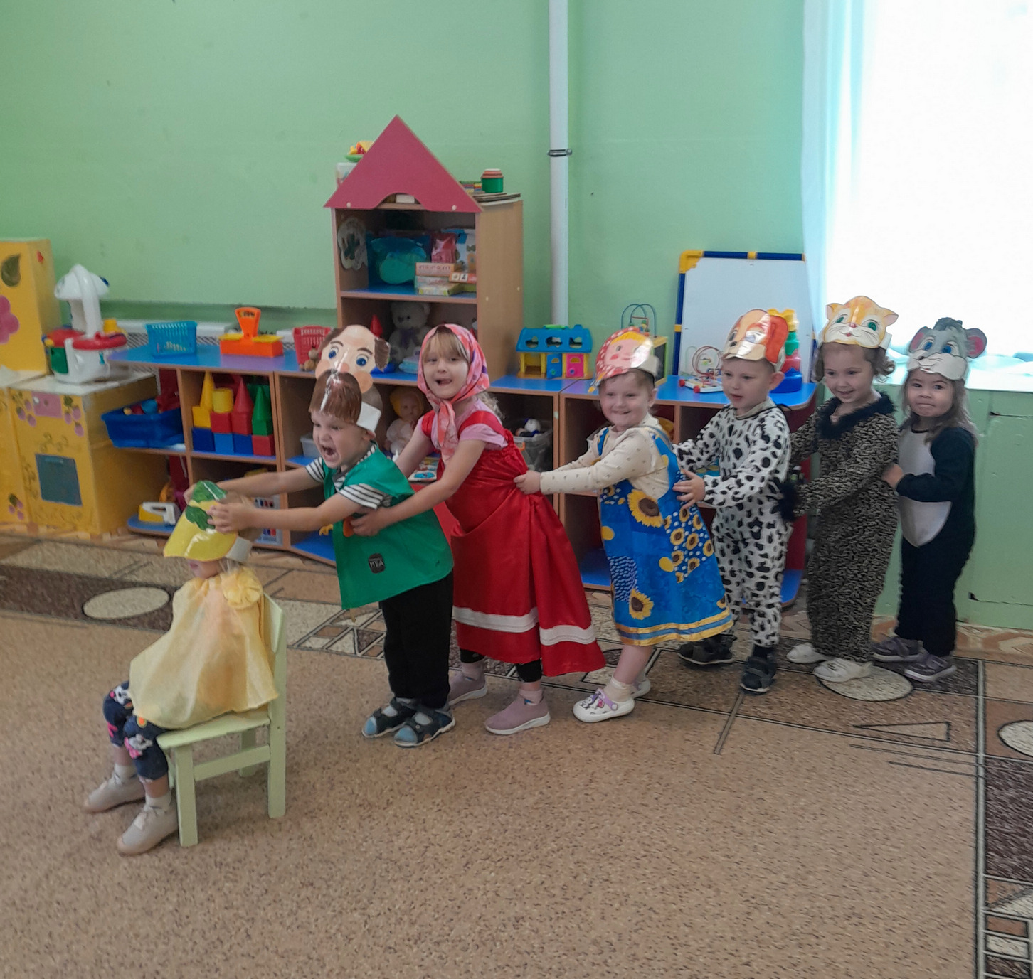 Во второй младшей группе «Любознайки» воспитатель провела познавательное занятие по развитию речи в форме игры «Путешествие по сказкам». Во второй младшей группе «Любознайки» воспитатель провела познавательное занятие по развитию речи в форме игры «Путешествие по сказкам».