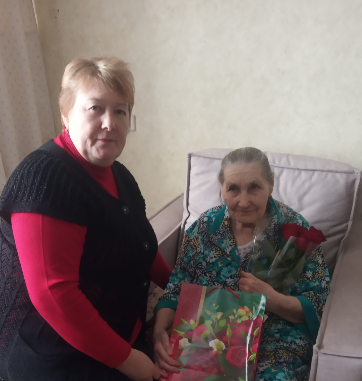 Вручение персонального поздравления Президента Российской Федерации с 95-летием Нине Дмитриевне Сазоновой Вручение персонального поздравления Президента Российской Федерации с 95-летием Нине Дмитриевне Сазоновой