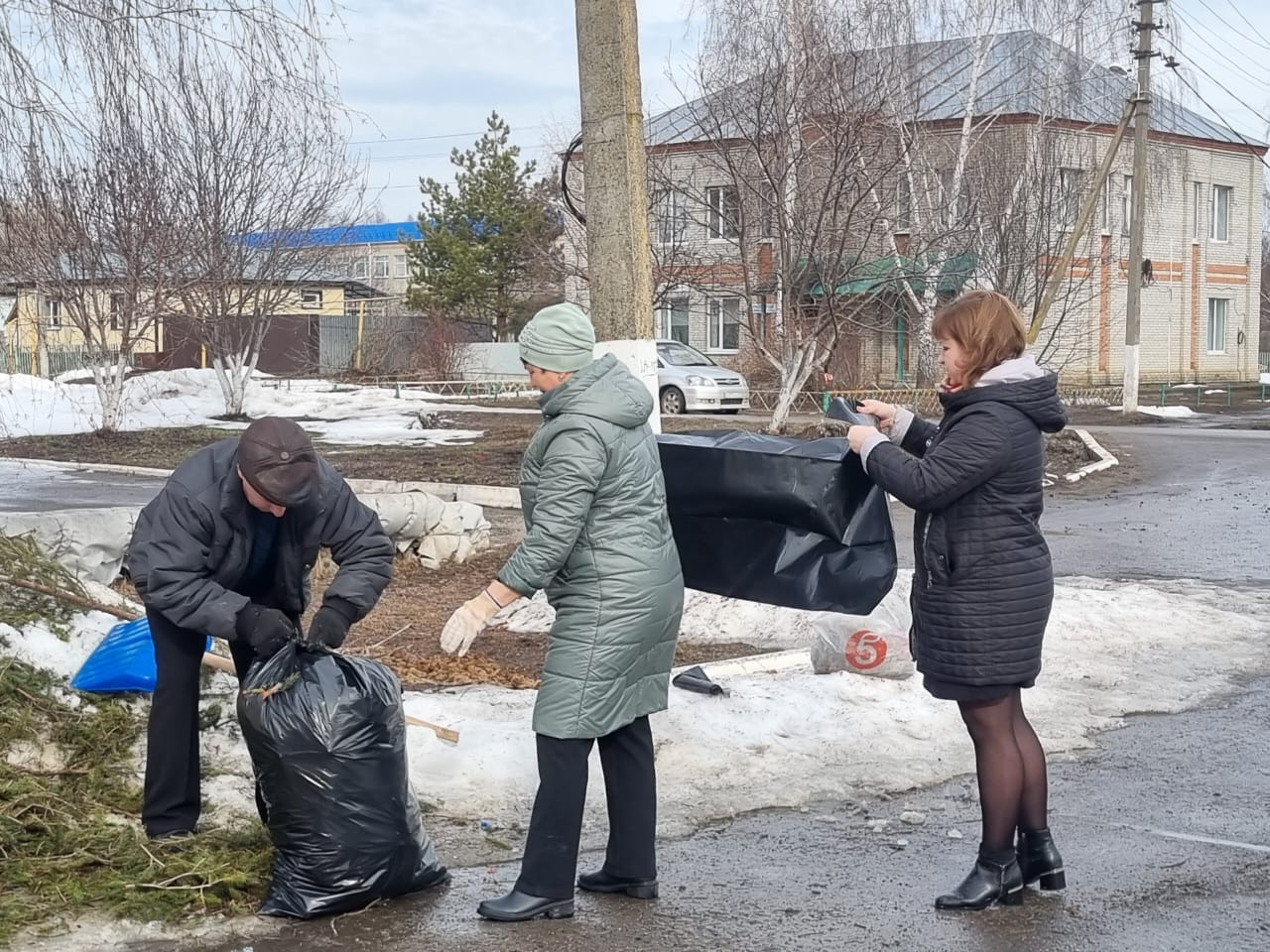 Сотрудники районного Дома культуры приняли участие в субботнике Сотрудники районного Дома культуры приняли участие в субботнике