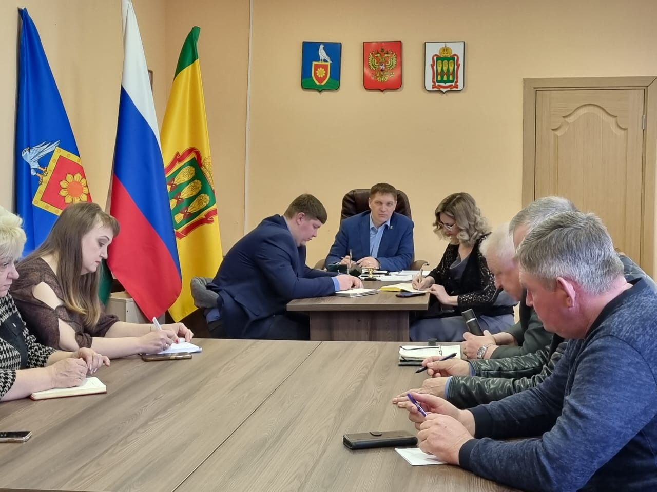 Глава района Иван Алексеевич Кирюхин провел рабочее совещание Глава района Иван Алексеевич Кирюхин провел рабочее совещание
