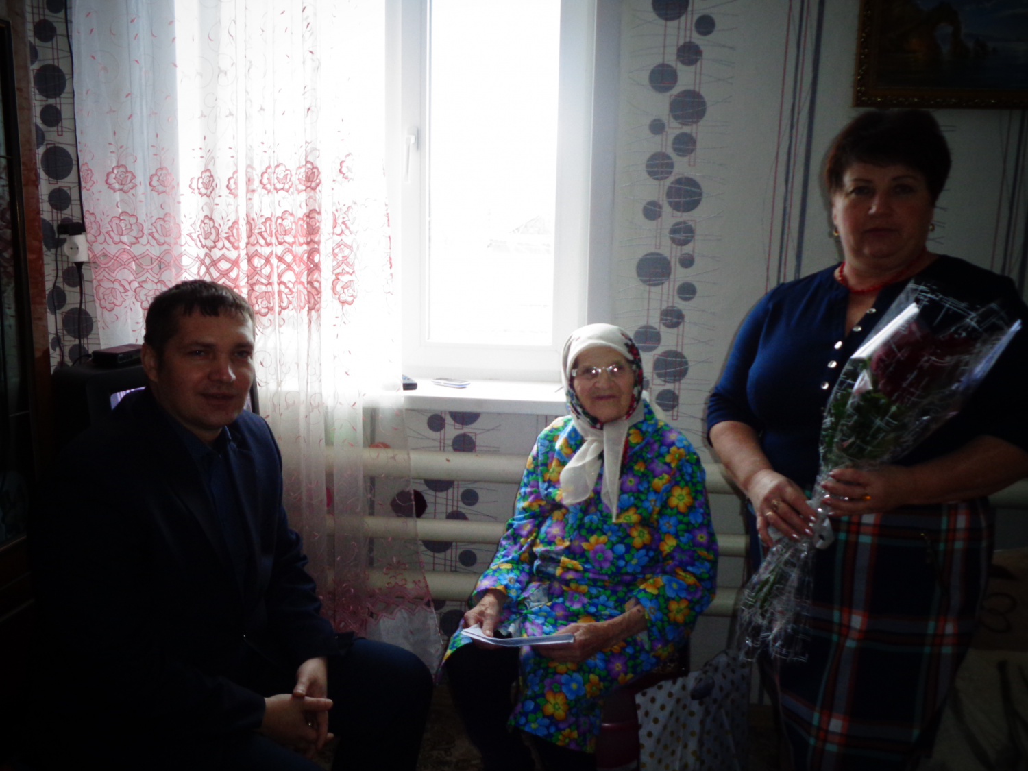 Глава администрации Малосердобинского  района Иван Алексеевич Кирюхин поздравил ветерана труда с юбилеем!