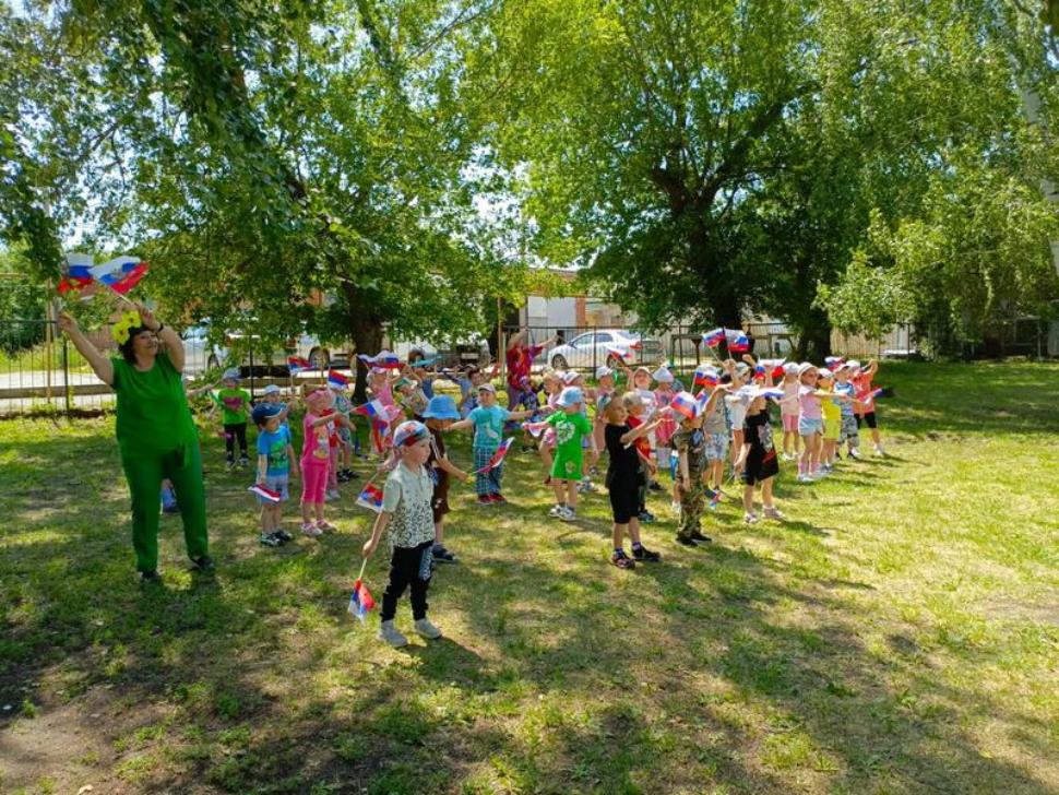 День России – это праздник свободы, мира и добра. День России – это праздник свободы, мира и добра.