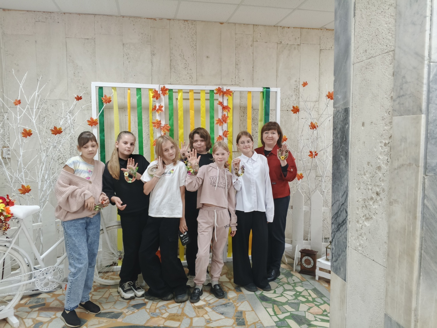 Участницы кружка декоративно-прикладного искусства "Фантазия" вместе с руководителем Марией Матвеевой смастерили подкову на счастье.