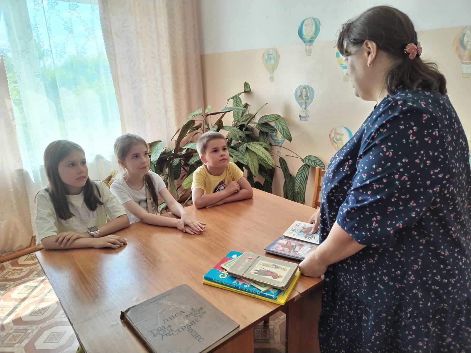 Обзор по детским книгам-юбилярам 2025 «Юбилейная мозаика» проведён в Топловской библиотеке 