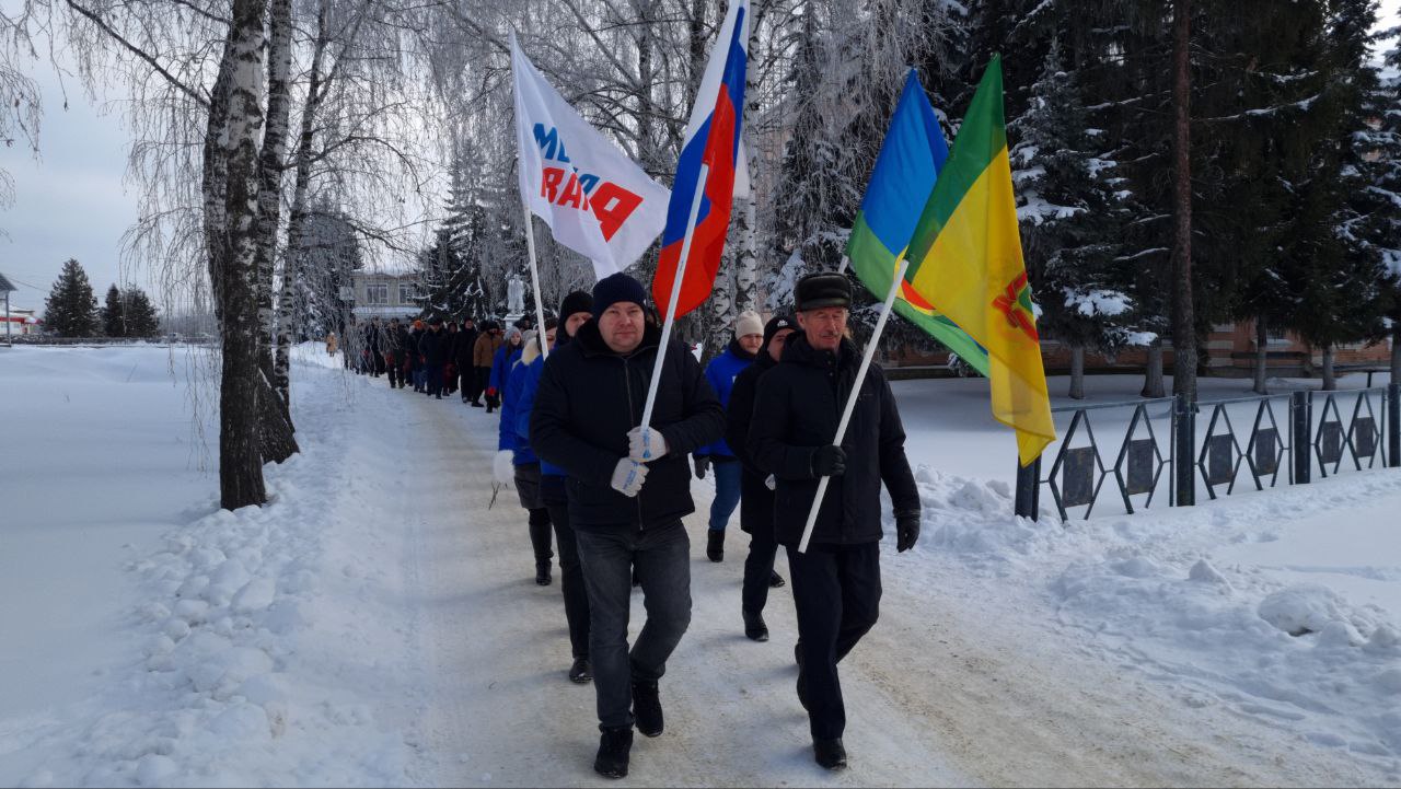 В селе Малая Сердоба состоялась торжественная церемония возложения венков и цветов, приуроченная к Дню защитника Отечества