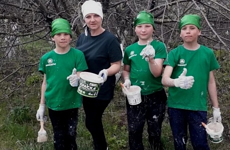 В Доме детского творчества юннаты провели весеннюю побелку деревьев, несмотря на капризы погоды