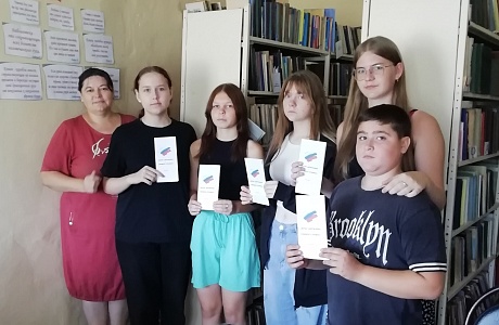 Час информации «Гордо реет флаг России» проведён в библиотеке села Саполга