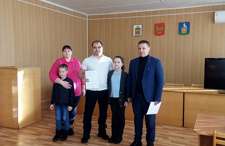 Вручение губернаторского жилищного сертификата